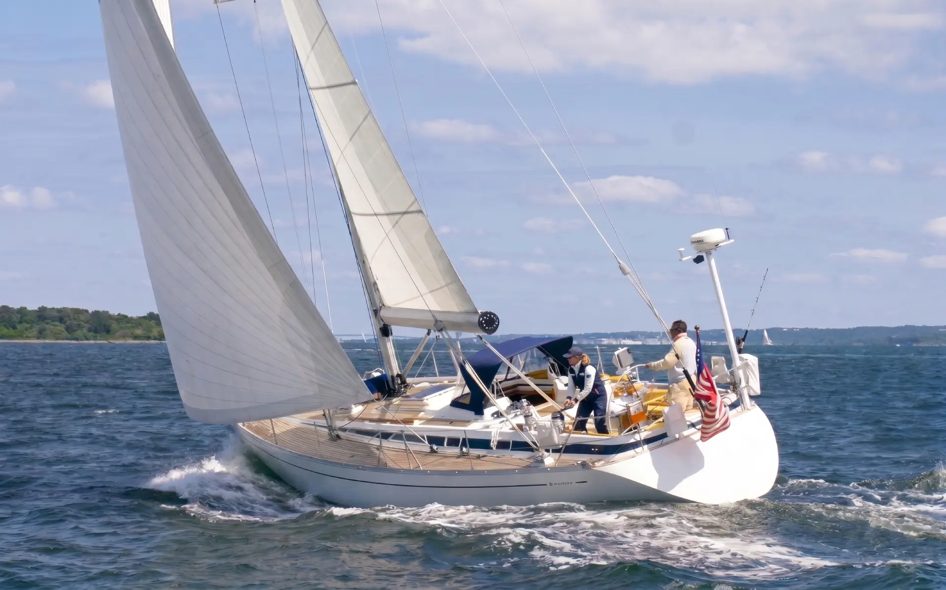 Yacht sailing with a full-batten in-boom furling mainsail