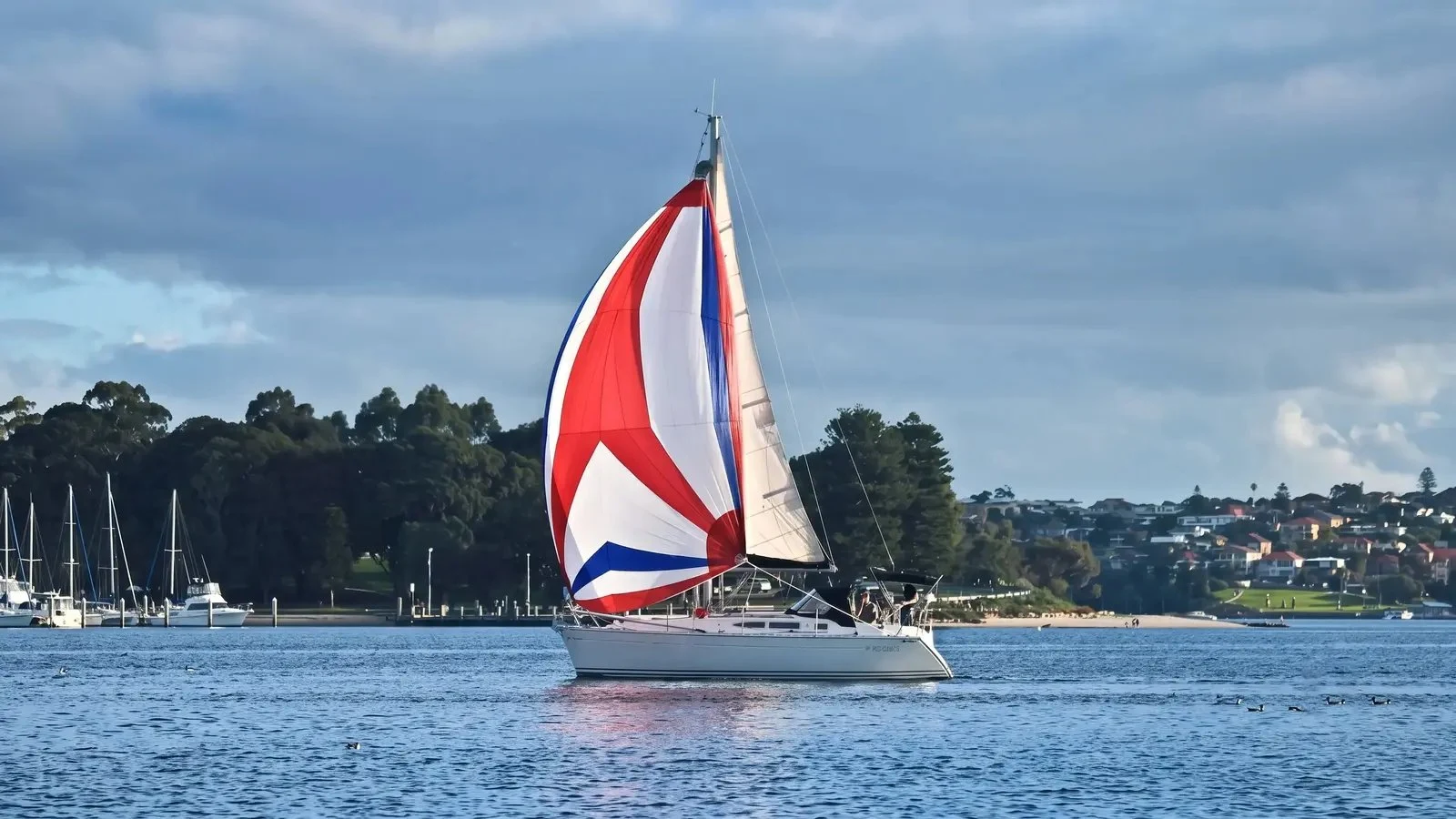 Sailing yacht carrying a symmetric spinnaker